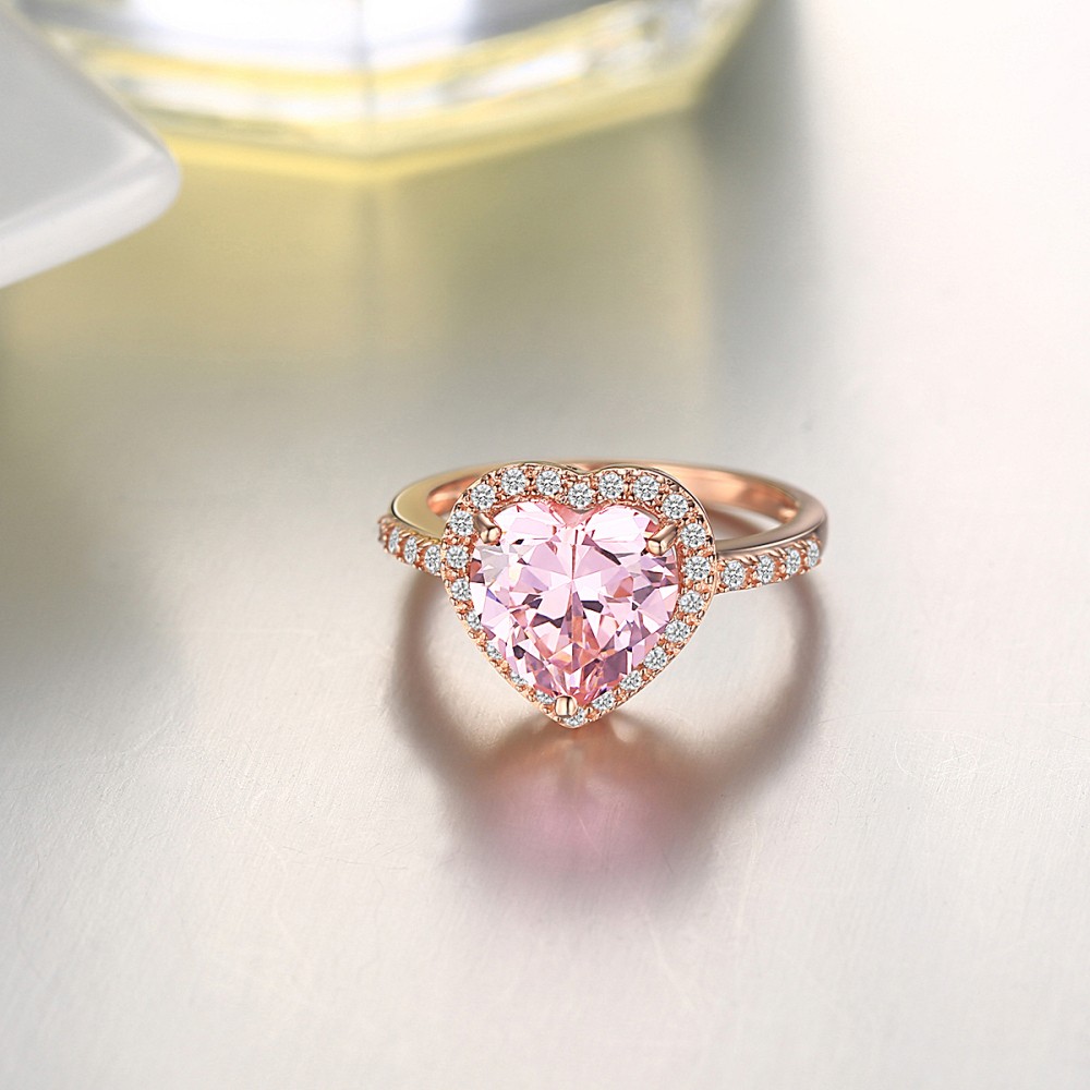 Кольцо с розовым сердцем. Кольцо с розовым сердечком. Золотое кольцо с розовым сердечком. Кольцо розовое золото с сердцем. Кольцо сердце розовый кварц.